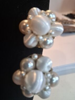 Pearl Cluster Flower Earrings - Cream Pearl Tone